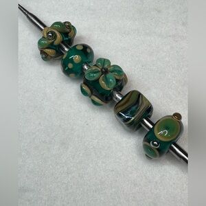 Green and cream glass bead set